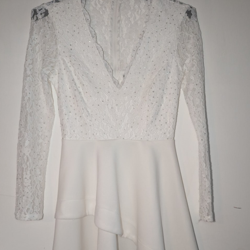 Xtraordinary white low cut v-neck dress size 1
